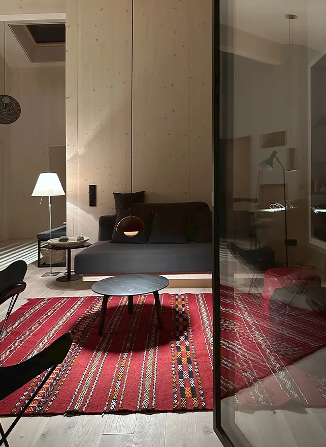 the-grey-sheep_holiday-apartments_bad-kleinkirchheim_living_area_evening_atmosphere