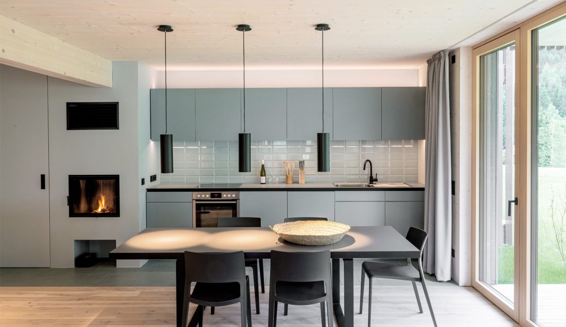 01_das-graue-schaf_ferien-appartements_bad-kleinkirchheim_küche_kamin