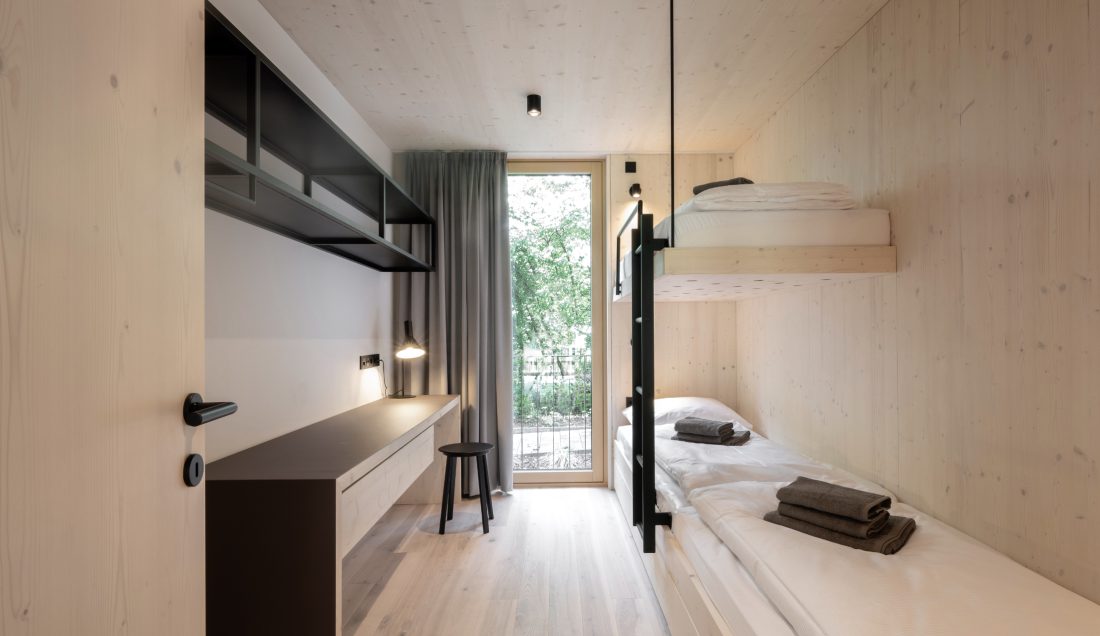 01_das-graue-schaf_ferien-appartements_bad-kleinkirchheim_naturholzboden_schlafbereich