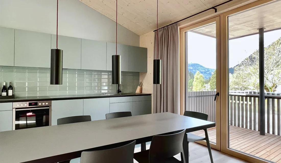 02_das-graue-schaf_ferien-appartements_bad-kleinkirchheim_kochen-essen-balkon
