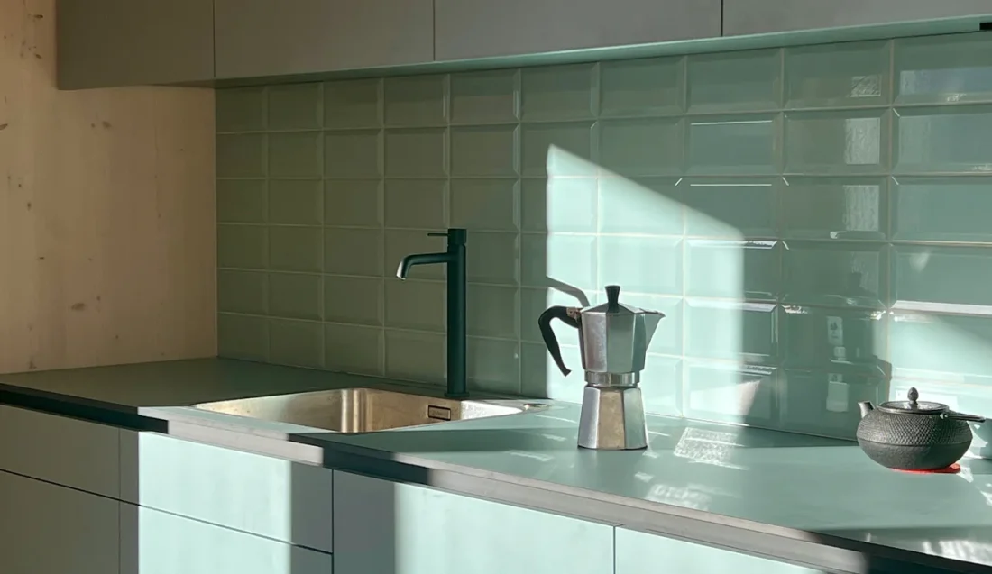 03_das-graue-schaf_ferien-appartements_bad-kleinkirchheim_detail_kueche_metrofliesen