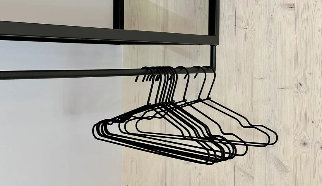 08_das-graue-schaf_ferien-appartements_bad-kleinkirchheim_aussen_garderobe_detail