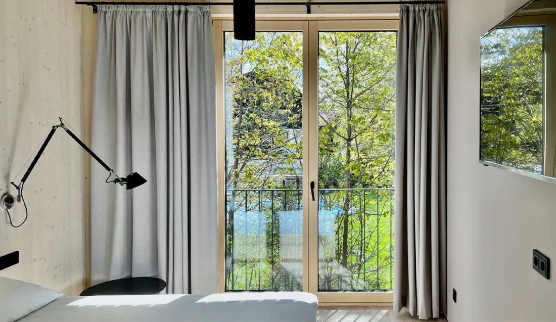 09_das-graue-schaf_ferien-appartements_bad-kleinkirchheim_schlafzimmer_holzboden