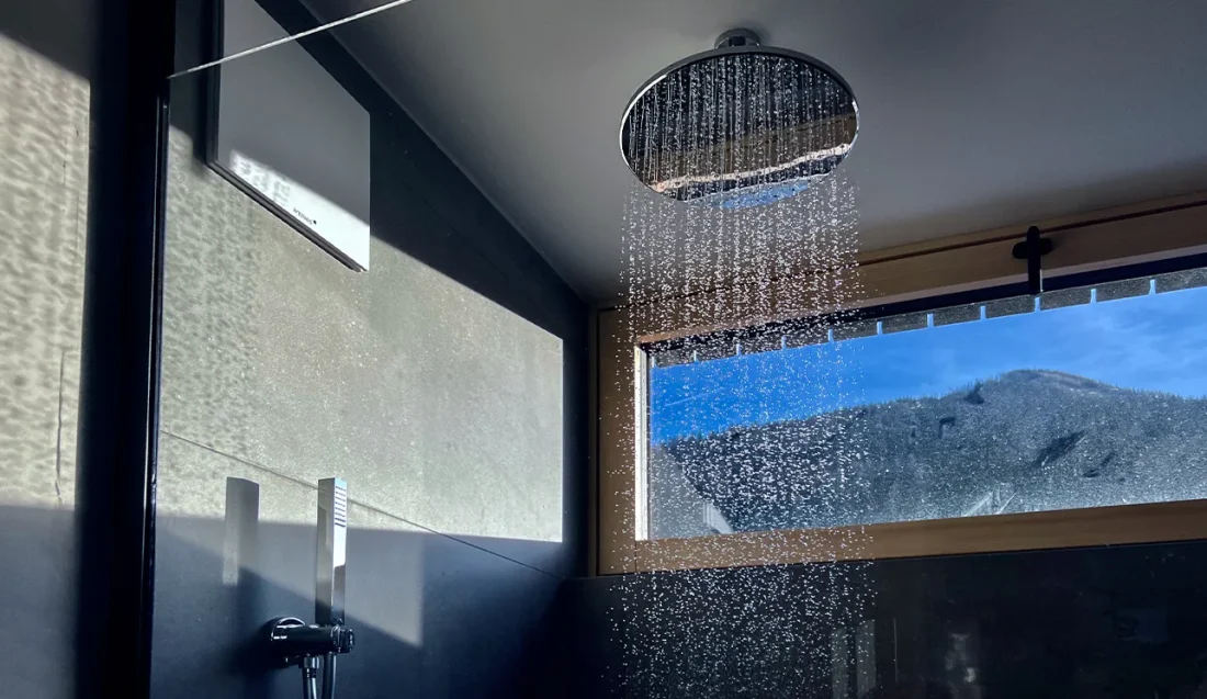 10_das-graue-schaf_ferien-appartements_bad-kleinkirchheim_duschen-mit-ausblick